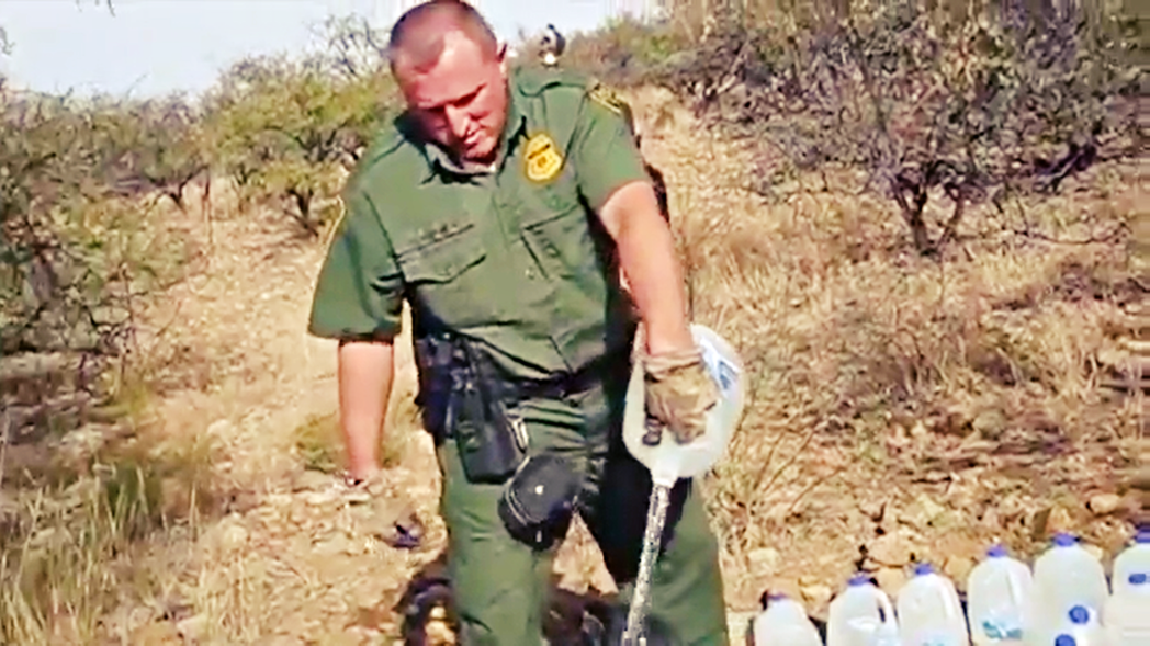 圖為2018年，一名邊境巡警在沙漠中將水瓶倒光。這些水瓶是美國人道救援組織「No...