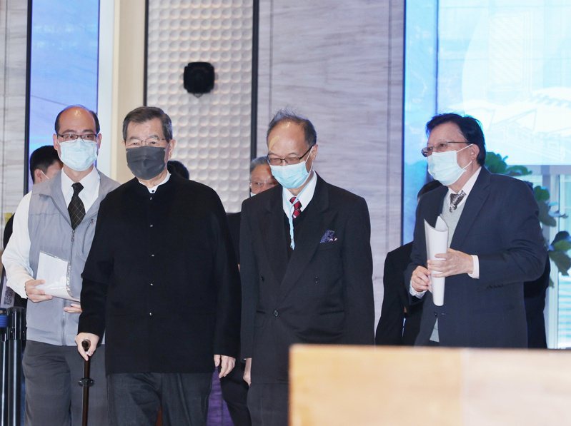 兩岸企業家紫金山峰會今天於台北舉行，採取線上線下相結合方式，在南京、台北分別設立主會場，前副總統蕭萬長（左二）、峰會台灣方理事長劉兆玄（右）出席。 記者曾原信／攝影