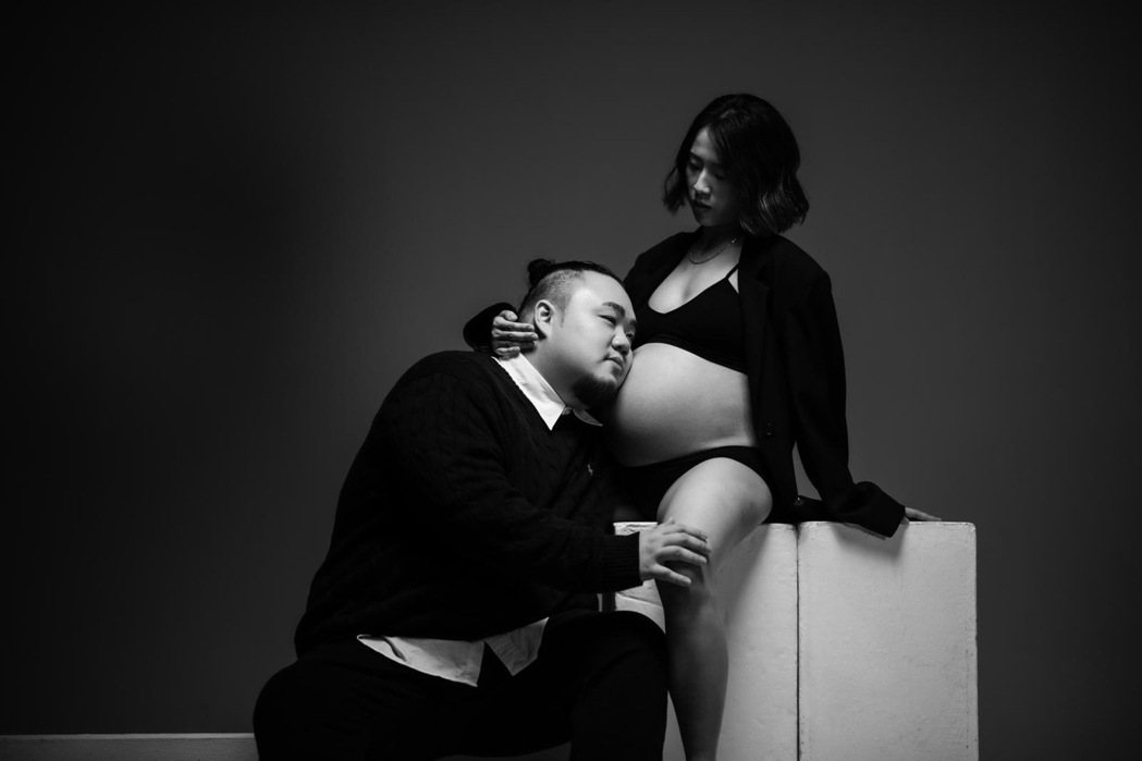 「頑童MJ116」成員大淵(左)日前和老婆一起拍攝孕婦寫真。圖／本色提供