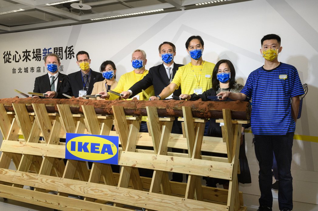 由 IKEA 長官們、員工、消費者共同進行開幕祝福儀式，左起瑞典駐台代表孔培恩、...