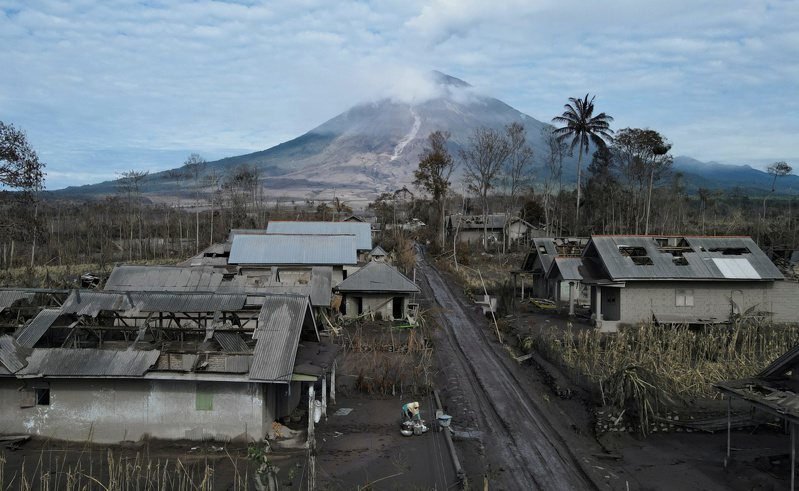 印尼東爪哇塞梅魯火山噴發第4天，已增至34人死亡，16人失蹤。路透社