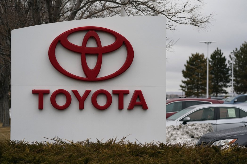 豐田汽車公司宣布，要把投資12.9億美元的電動車電池廠蓋在美國北卡羅萊納州。美聯...