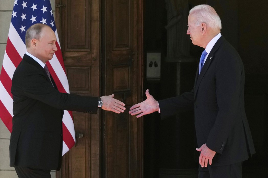 美國總統拜登（右）與俄羅斯總統普亭今年6月16日在瑞士日內瓦會面時的檔案照片。美...