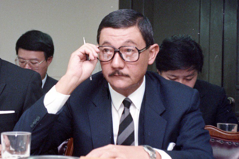 1988年12月8日，我駐新加坡商務代表團代表蔣孝武在立院備詢時，首度公開證實其兄蔣孝文病危。圖／聯合報系資料照片