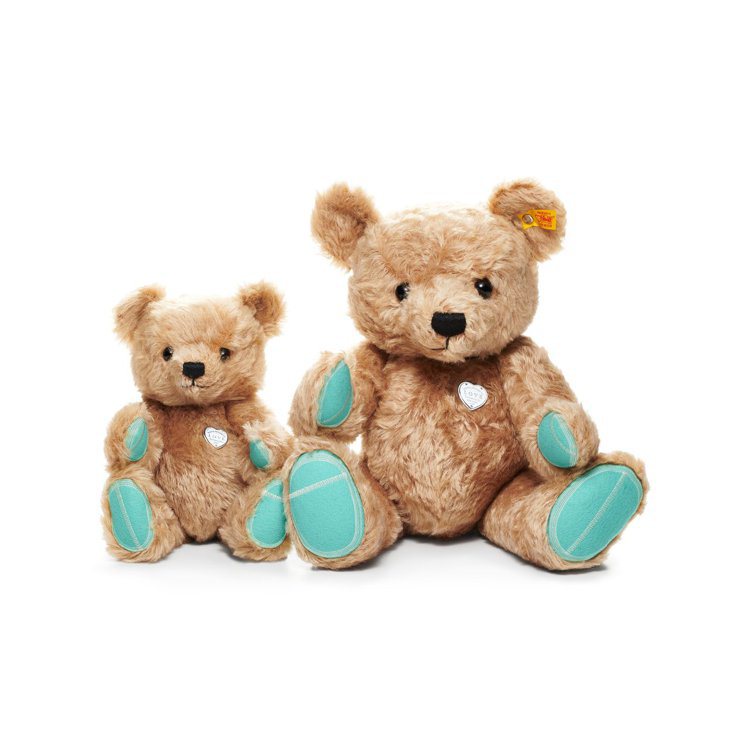 （由左至右）Return To Tiffany Love經典泰迪熊小型款16,500元；大型款25,500元。圖／Tiffany提供