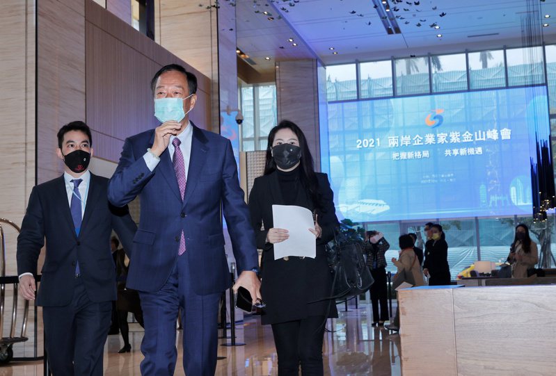 兩岸企業家紫金山峰會今天於台北舉行，採取線上線下相結合方式，在南京、台北分別設立主會場，鴻海集團創辦人郭台銘（中）應邀發表演說。記者曾原信／攝影