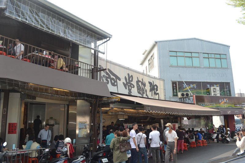 台南知名的阿堂鹹粥今年再度調漲價格引起論戰。圖／聯合報系資料照片