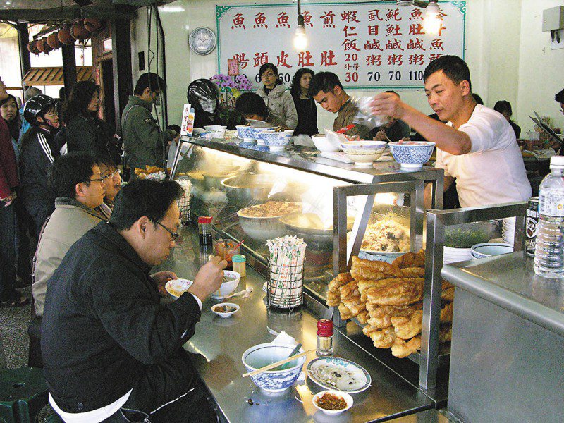台南知名小吃「阿堂鹹粥」漲價，魚肚、魚皮鹹粥從180元漲到200元。圖中價目表為2008年價格。圖／聯合報系資料照片