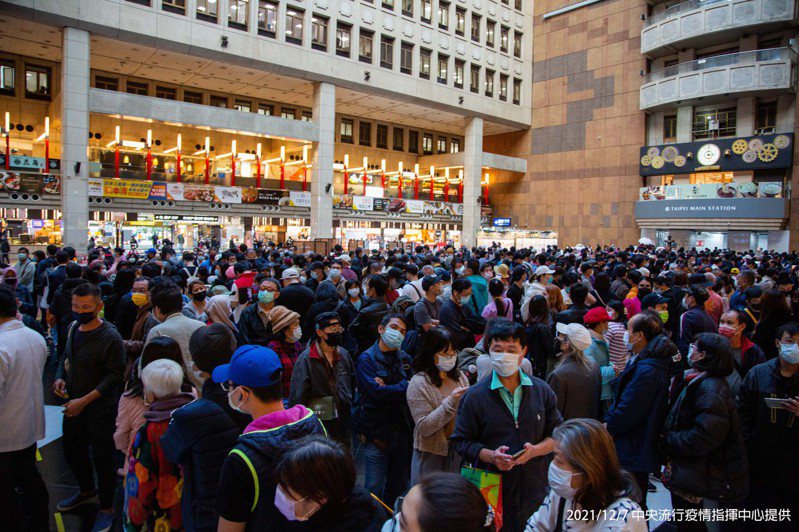 台北車站大廳排滿人龍，預計將有3500位民眾施打莫德納疫苗。圖／指揮中心提供