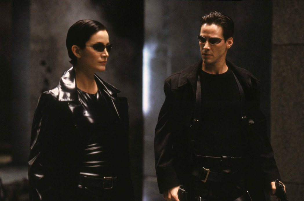 基努李維(右)與凱莉安摩絲曾於1999年帶來科幻動作片「駭客任務」，迄今仍是經典...