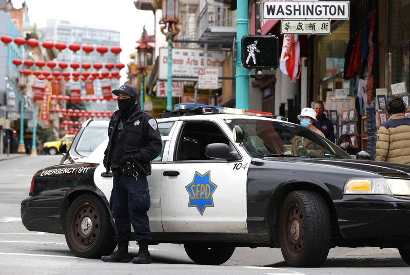 美国加州旧金山一家餐厅日前要求3位市警局的制服员警离开，原因是他们的警枪让职员「感到不舒服」，引来网友强烈抨击和狂刷一星负评，迫使餐厅的两位共同负责人认错道歉。资料画面。法新社(photo:UDN)