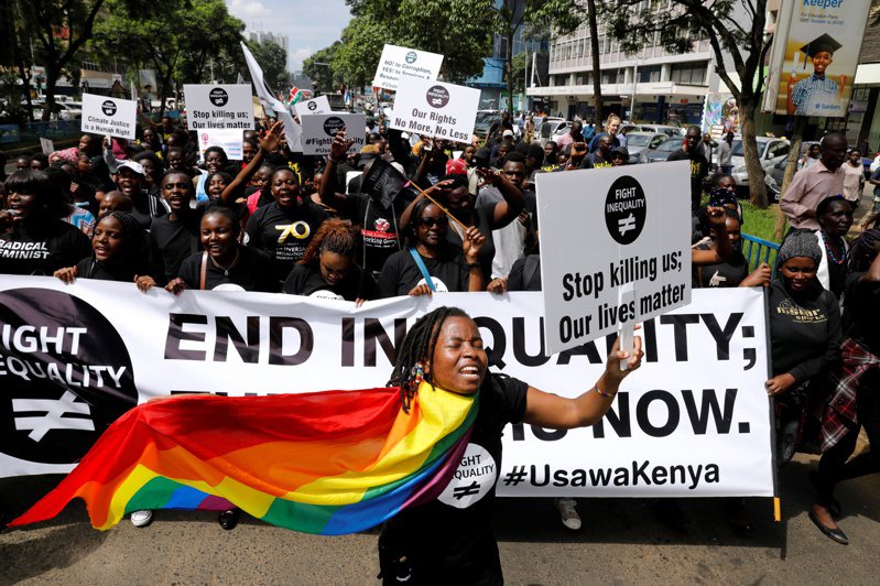 去年达沃斯经济论坛举办前夕，全球许多城市的人们走上街头要求解决日益扩大的不平等差距，图为肯亚首都奈洛比的示威人潮。路透(photo:UDN)