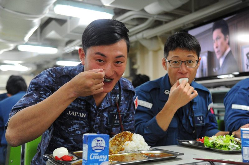 日本海上自衛隊有每周五吃咖哩的習慣，粗估每年吃掉225萬盤咖哩。圖／取自日本防衛省海上自衛隊臉書