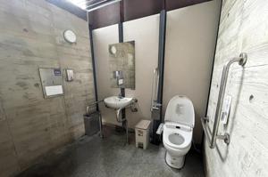 新竹市護城河畔的公廁有免治馬桶、洗手台與鏡子等設施，無障礙廁間也很寬敞，但傳出有街友霸占，令人頭痛。 記者張裕珍／攝影
