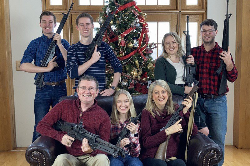 共和黨籍的肯塔基州聯邦眾議員馬西（前排左）貼出一家人微笑手持各型槍械的耶誕賀卡照。圖／翻攝自Twitter/RepThomasMassie