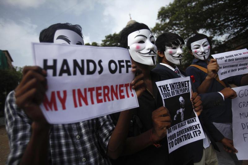 駭客組織匿名者在印度的分支機構，2012年6月在孟買戴面具抗議賦予印度政府審查網路權力的法律。路透