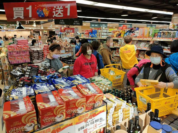 漲價潮讓SOGO周年慶超市買一送一民生用品成為消費者掃貨目標。圖／SOGO提供