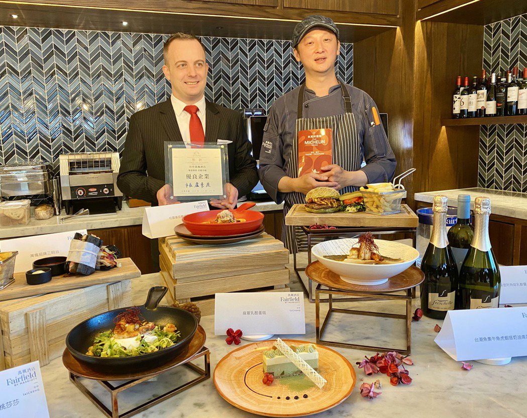 總經理丹尼爾(左)與主廚介紹楓橋餐廳新推出的菜色。記者宋健生/攝影