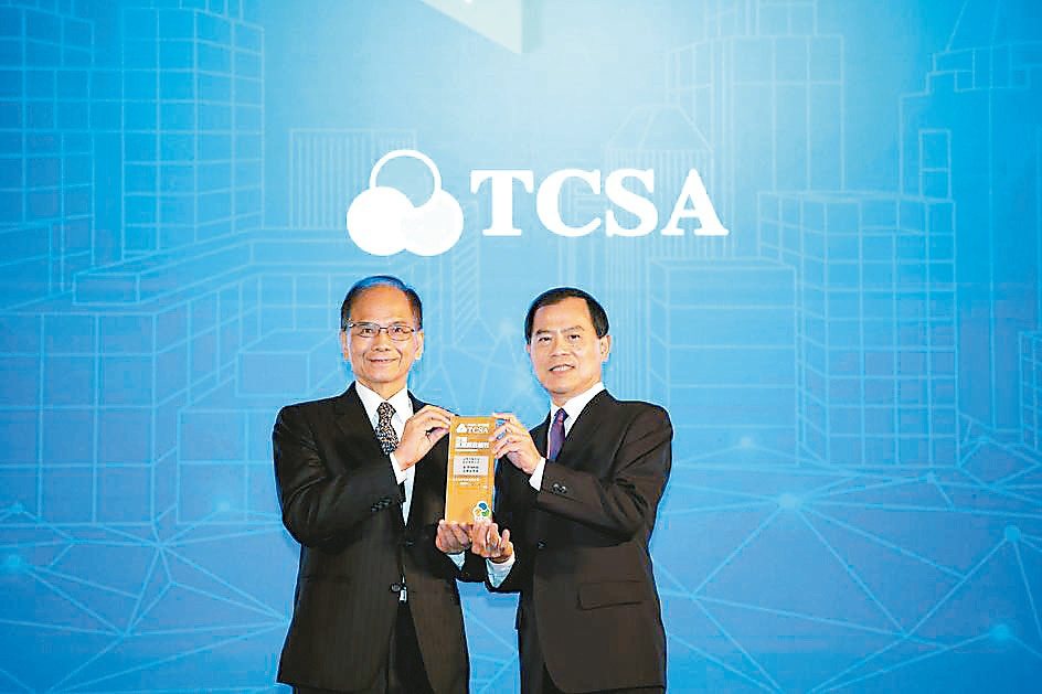 台汽電董事長黃順義（右）代表領取TCSA獎項。台汽電／提供