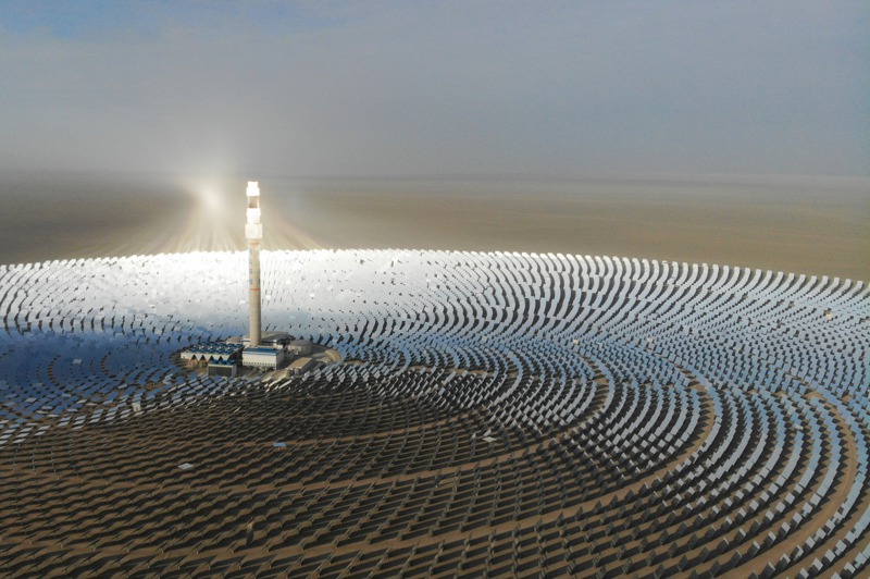 被稱為「超級鏡子發電站」，首航高科敦煌100兆瓦熔鹽塔式光熱電站，在戈壁灘上閃耀。新華社