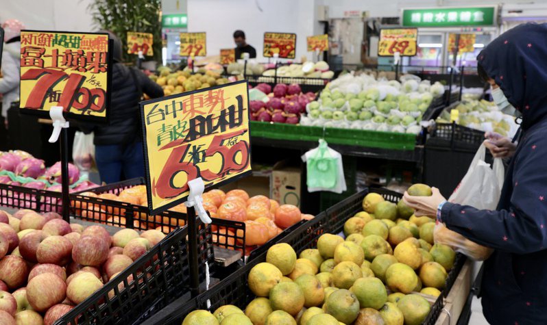 近來物價持續上揚，11月消費者物價指數年增率創近九年新高，不僅民眾外食費用增加，家庭主婦平時採買蔬菜水果，也明顯感受荷包縮水。記者黃義書／攝影