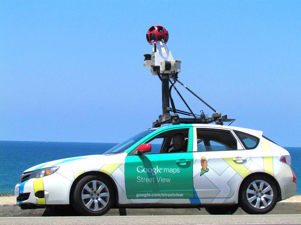 谷歌開發的免費線上地圖服務「街景」（Street View），近年從顯示商家或住...