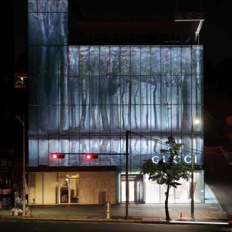今年5月才開幕的首爾GUCCIGAOK旗艦店，外牆由韓國藝術家朴勝模設計，以鋁導...