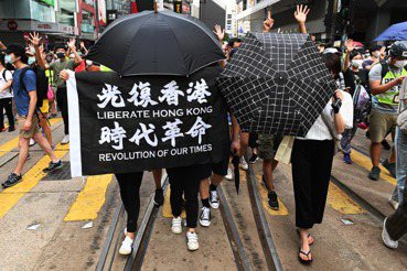 回歸二十年的香港何去何從？思索《時代革命》與《梅艷芳》現象