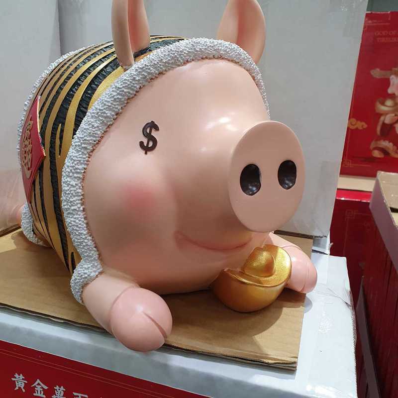 一名女網友日前去好市多購物時，看中一個小豬撲滿，但仔細一看發現「豬腳」的設計好像怪怪的，不少人看到照片都害羞直呼「想歪了」。 圖／翻攝自臉書社團「Costco好市多 商品經驗老實說」