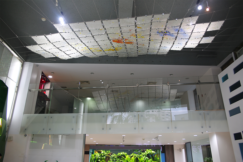 元璋玻璃營運總部大廳以多元玻璃裝置藝術產品打造。 工研院/提供
