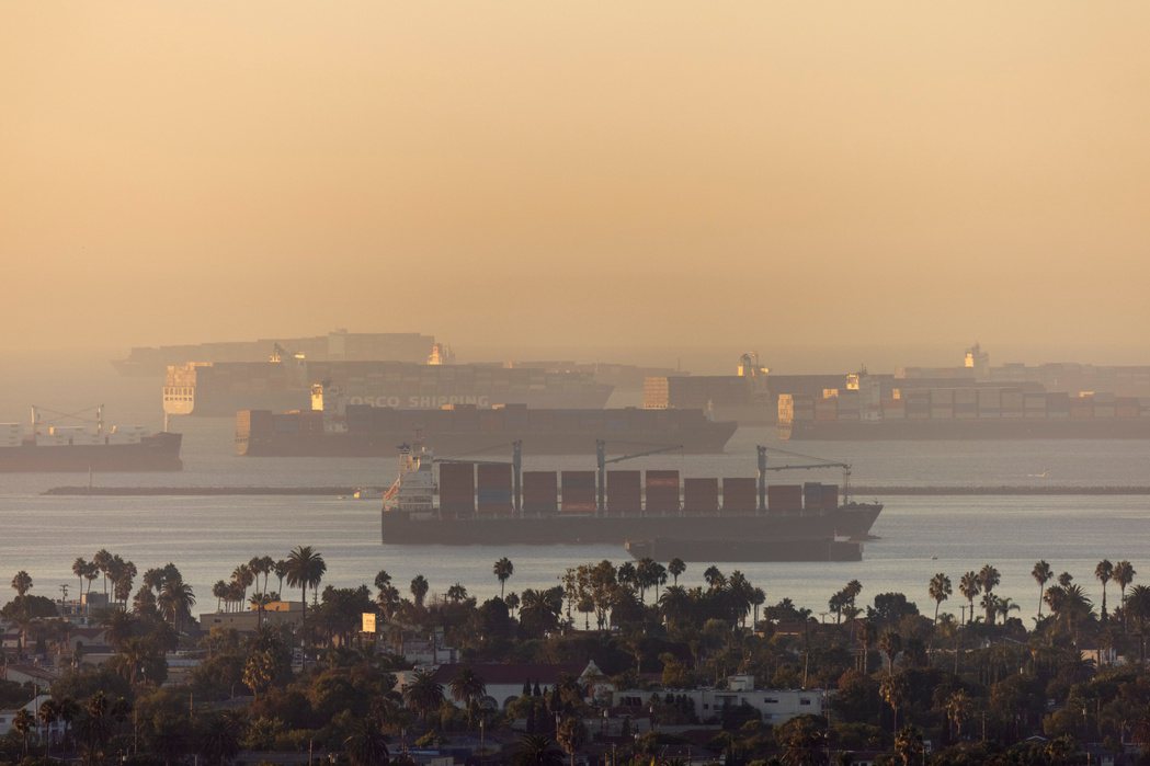洛杉磯港執行董事塞羅卡​說，供應鏈混亂可能至少持續到明年底才消退。路透