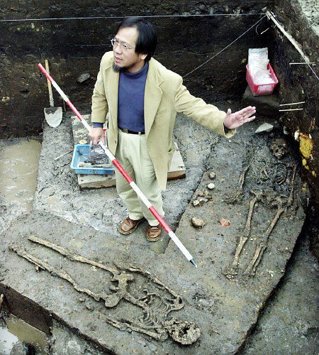 2000年12月9日考古學家劉益昌教授在芝山岩遺址，解說兩具圓山文化時期人骨的價值。圖／聯合報系資料照片