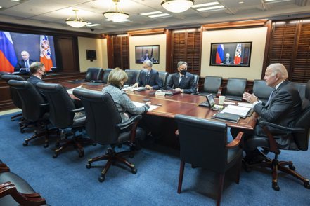 拜登總統(右)和俄羅斯總統普亭進行視訊會談，國務卿布林肯、國家安全顧問蘇利文、國安會俄國專家葛林與會。美聯社