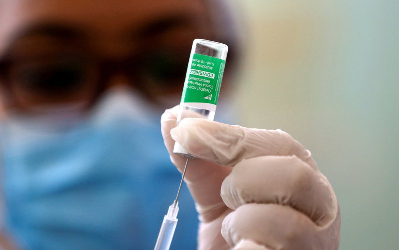 SII下周起將把Covishield疫苗產量砍半，圖為今年2月多明尼加衛生人員準備為民眾施打Covishield疫苗。路透