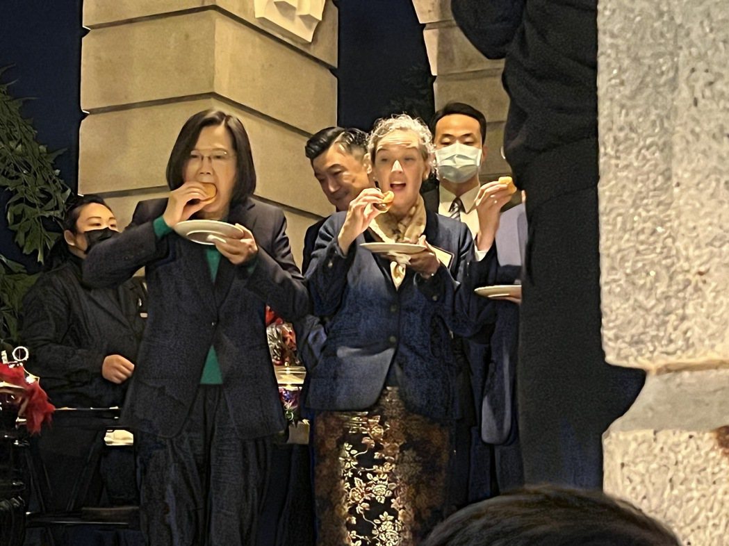 蔡英文總統(左1)和AIT處長孫曉雅(右2)一起享用美食。記者徐偉真／攝影
