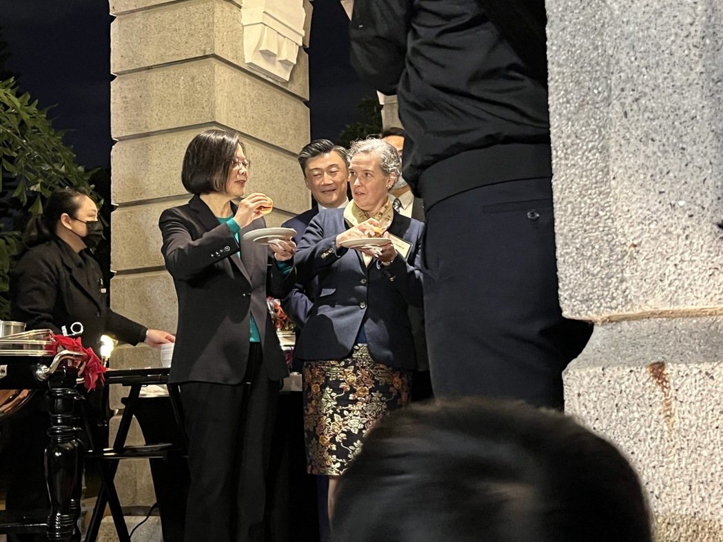 蔡英文總統(左1)和AIT處長孫曉雅(右)一起享用美食。記者徐偉真／攝影