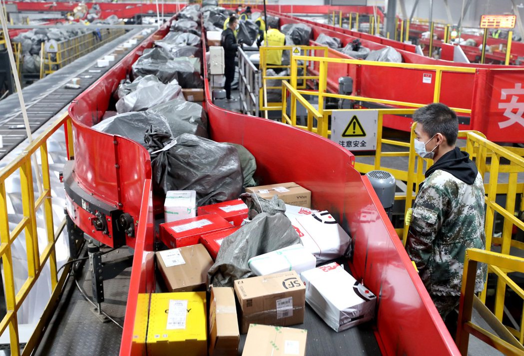 大陸國家郵政局監測數據顯示，中國大陸快遞年業務量突破1000億件，再次刷新快遞年...