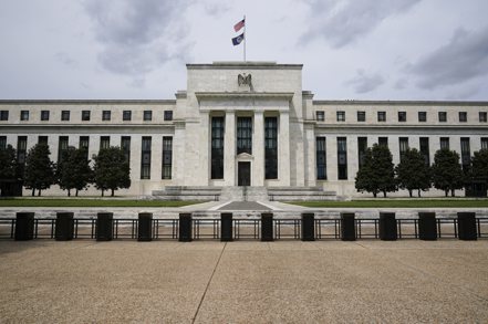 11月30日，美聯準會主席鮑爾在聯邦參議院銀行委員會作證時表示，「持續高通膨」的風險升高，是該「撤回」高通膨是「暫時」現象這個字眼的時候了。（美聯社）