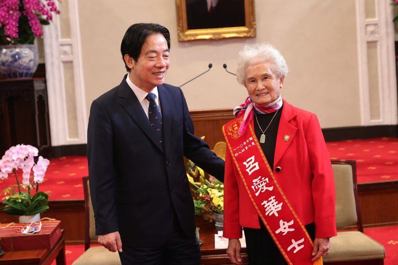副總統賴清德今天上午接見「110年全國好人好事代表暨中華民國表揚好人好事運動協會幹部」，與高齡84歲的呂愛華阿嬤合影。圖／總統府提供