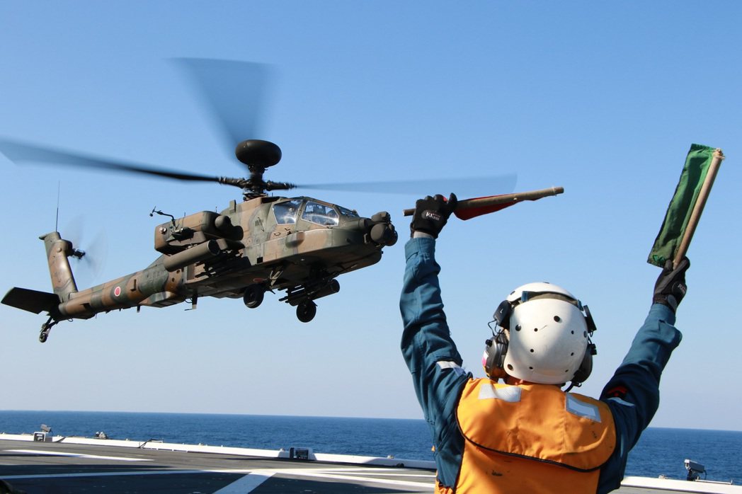 圖為AH-64D武裝攻擊直升機。 圖／取自日本海上自衛隊