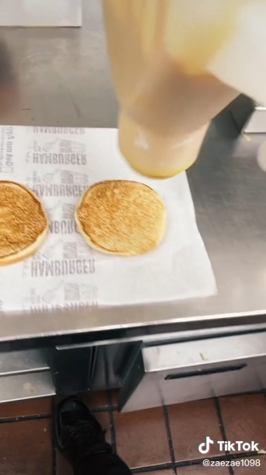 網友公開麥當勞漢堡的製作過程，但卻因為酸黃瓜放太少遭到吐槽。圖擷取自抖音