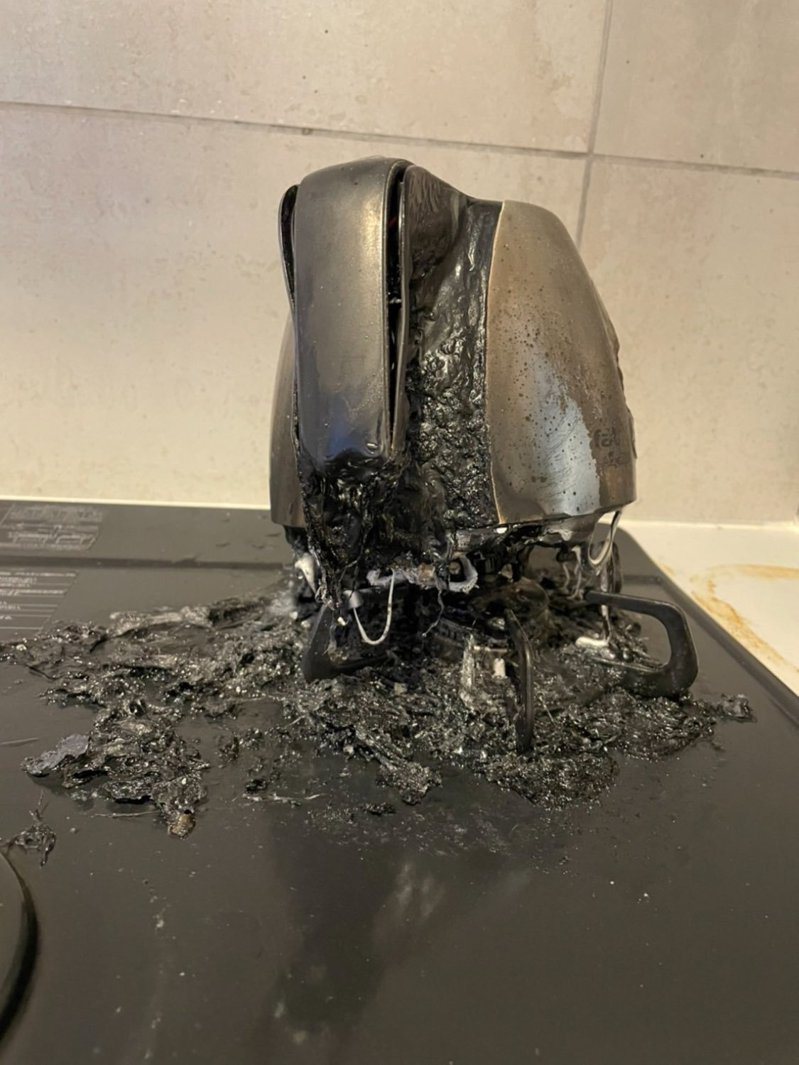 日本一位網友拜託友人用電熱水器燒水，沒想到對方不會操作，竟將機器放到爐火上加熱。圖擷取自twitter