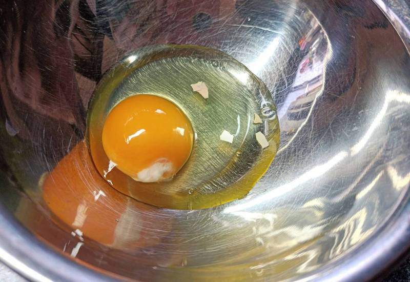 在蛋液裡頭的碎蛋殼，其實有簡單的方式能夠清除。圖擷取自saita