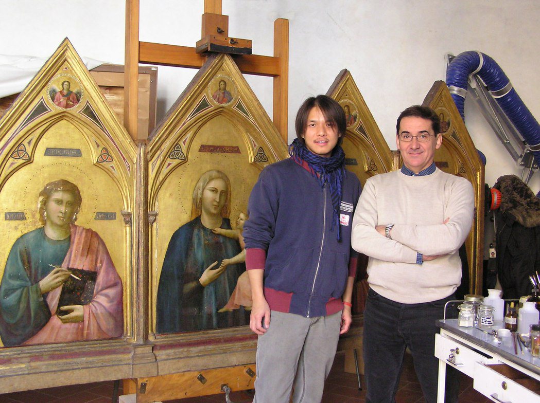 蔡舜任（左）從歐洲修復大師Stefano Scarpelli身上除了學得技術，也...