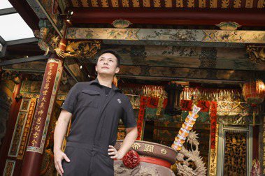 蔡舜任認為台灣廟宇裡有許多珍貴的藝術細節，他期待透過修復讓更多人看見。記者王聰賢／攝影