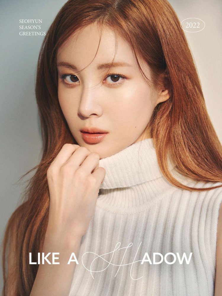 徐玄在「Like a SHadow」年度月曆中，身穿韓國獨立設計師品牌RECTO的無袖針織長裙。圖／取自微博