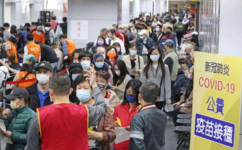疫情指揮中心在台北車站設立接種站，加送全聯禮券，北車大廳出現大排長龍等待打疫 苗的民眾。記者杜建重／攝影