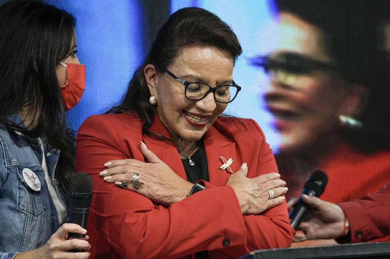 宏都拉斯日前舉行總統大選，反對黨候選人卡斯楚宣布勝選、成為宏都拉斯首位女性總統。美聯社