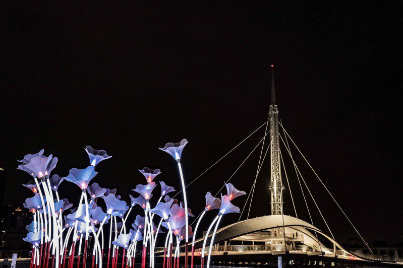 「巨人的夢幻花園」作品經巧炒燈光設計，再結合高雄獨特的海灣環境，從白天、黃昏、到夜晚都是夢幻場景。圖／高市文化局提供