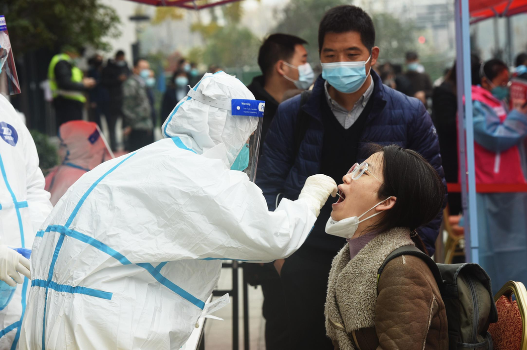 12月5日以來，浙江寧波、紹興、杭州接連傳出本土疫情，圖為杭州一處臨時核酸檢測點...